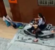 女子骑摩托压小孩