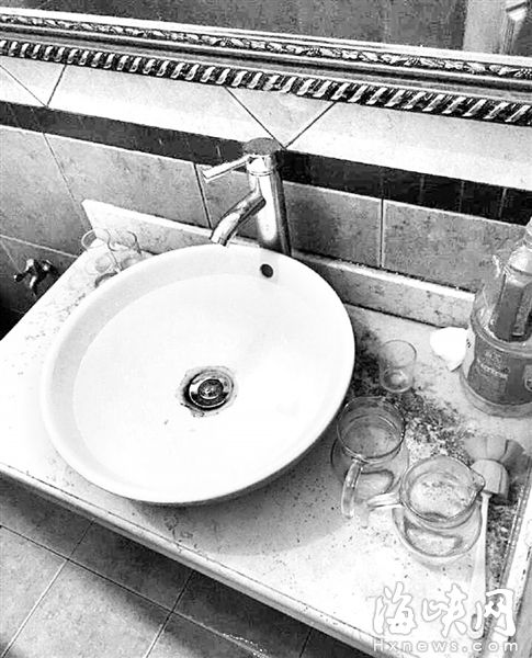 服务员在厕所洗手池内蓄水，准备泡洗餐具（网友图）