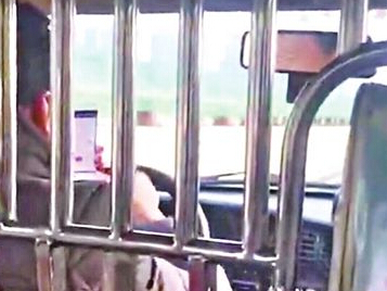 福州的哥边开车边发微信 被乘客曝光
