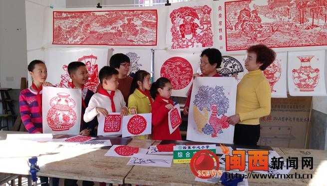 连城县四堡中心小学传统剪纸艺术搬进课堂