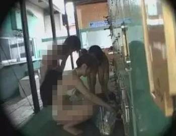 不忍直视！女子浴室里现场直播还发微博