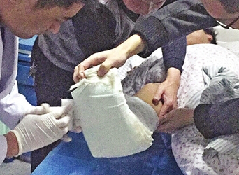 闽侯上街一工人坠7米深污水井 10分钟获救