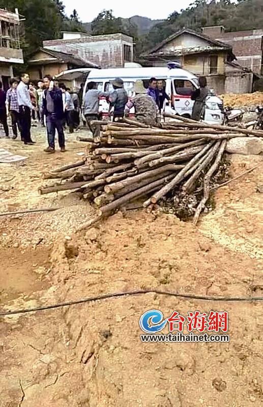 漳州平和九峰镇一在建戏台坍塌 致1死3伤