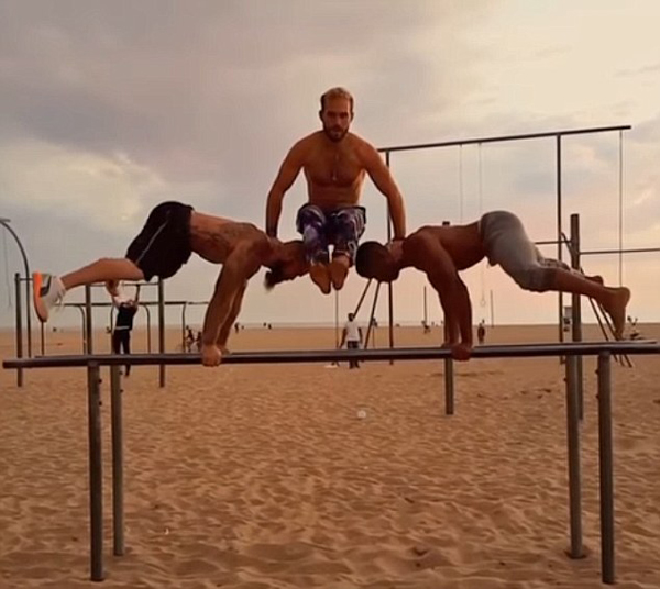 美国三男子做俄式俯卧撑游刃有余 秀惊人平衡力