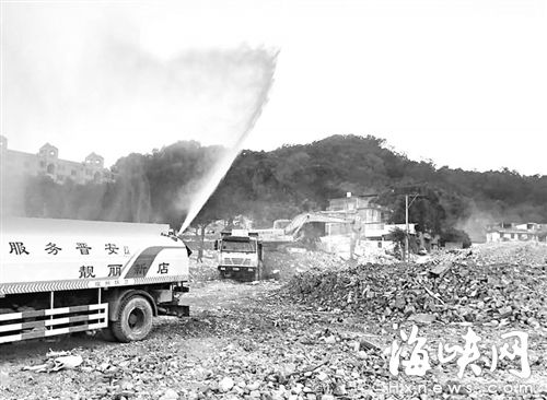 施工方调洒水车到工地，喷水降尘