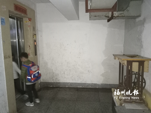 福州御景台花园小区楼道渗水2个多月 电梯间泡水