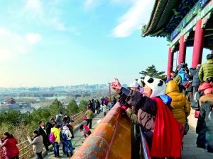 连续雾霾结束，景山公园万春亭上，游客拍下美丽蓝天。北京晨报记者 王巍/摄