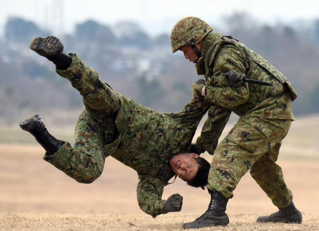 日本唯一伞降部队举行公开训练 美军特种兵首次联合参加