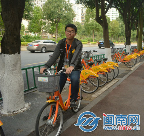微笑服务 16岁志愿者是铁杆“小黄人”迷