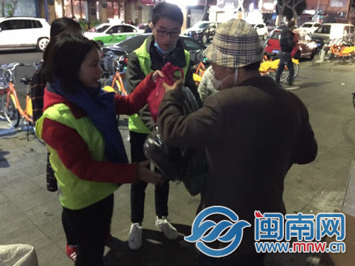 送暖路上有“小黄人” 他们说寒冬不寒冷