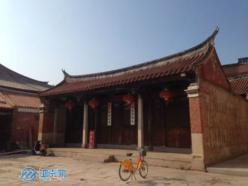 台湾大叔骑YouBike游古城 感慨“晚了20年才来泉州”