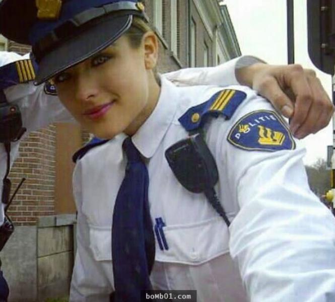 荷兰美女警花变身模特网红 颜值爆表身材超正