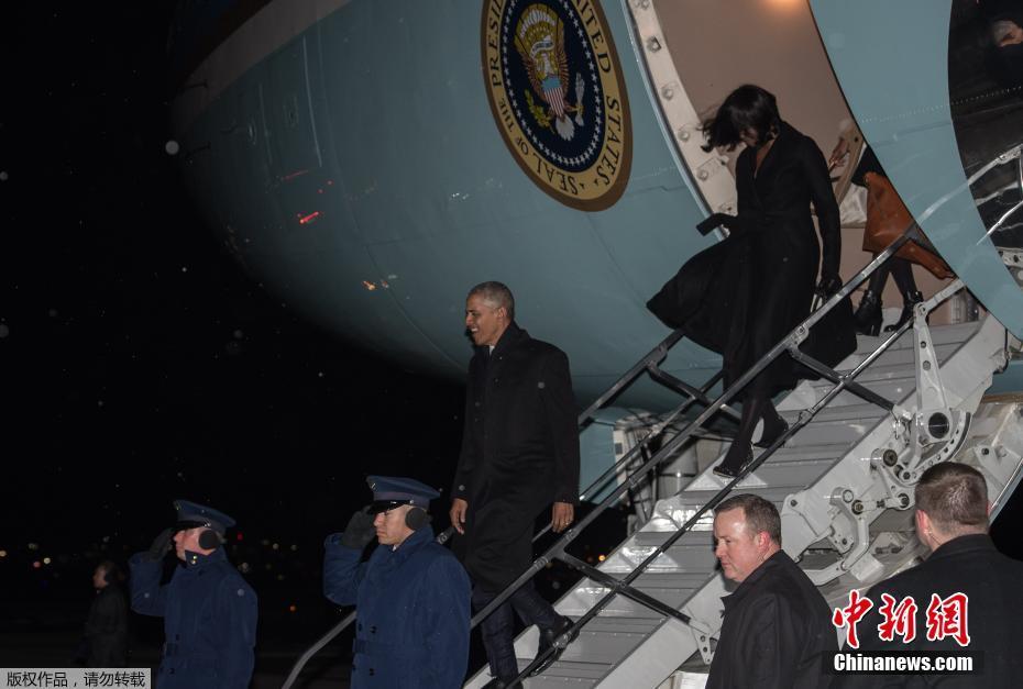 奥巴马乘空军一号抵达芝加哥 即将发表告别演讲