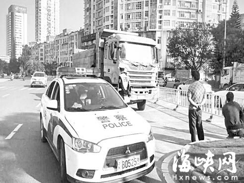 荔城交警将辖区内每一辆渣土车都登记造册 实行“一车一档” 