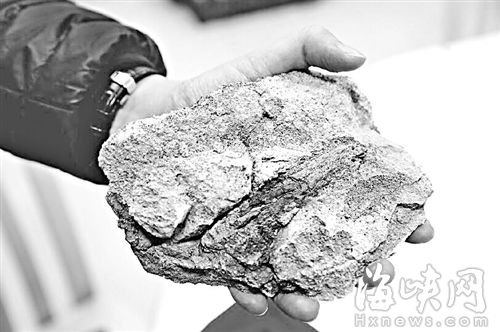 泉州红梅幼儿园旁天降大水泥块 险些砸中家长