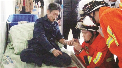 六旬老伯戒指卡手无法手术 消防人员紧急救助