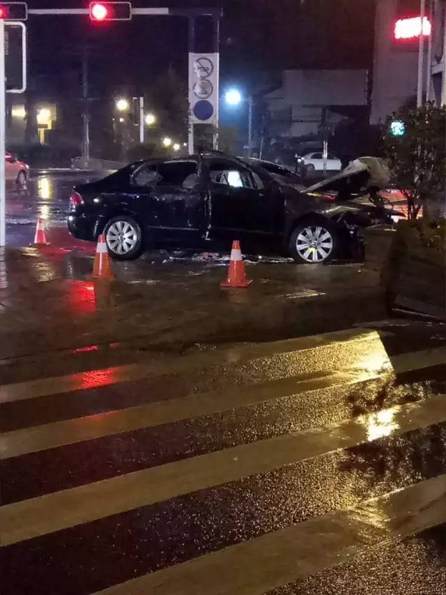 三明沙县一辆小轿车撞上红绿灯杆后燃烧起火 