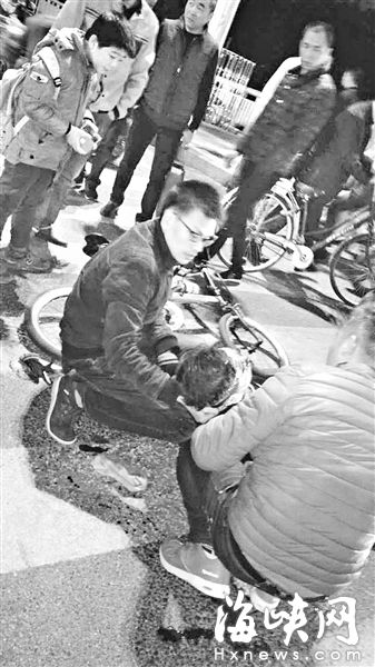 两小伙将老人扶起