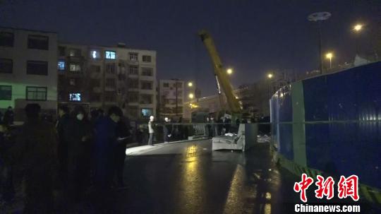 郑州工地坍塌砸中公交现场图 工地坍塌原因是什么 事故致1死8伤 