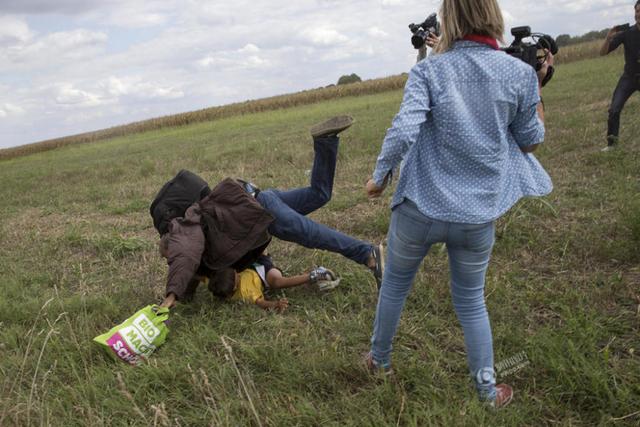 匈牙利女摄像师故意绊倒抱孩子难民 已被解雇