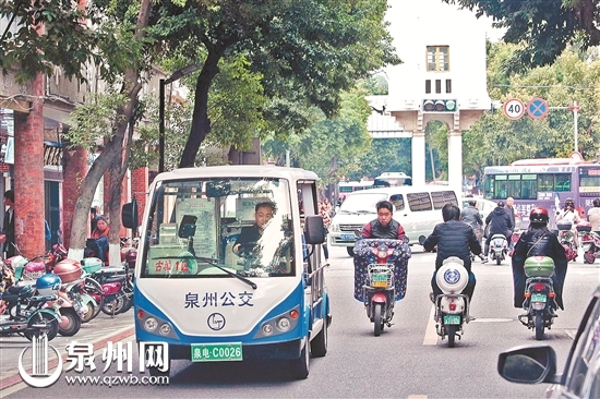 “古城1区”社区巴士上路 首日每车平均搭载20人