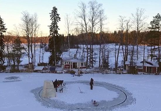 芬兰专家珍妮冰河上自制另类圆冰“旋转木马”