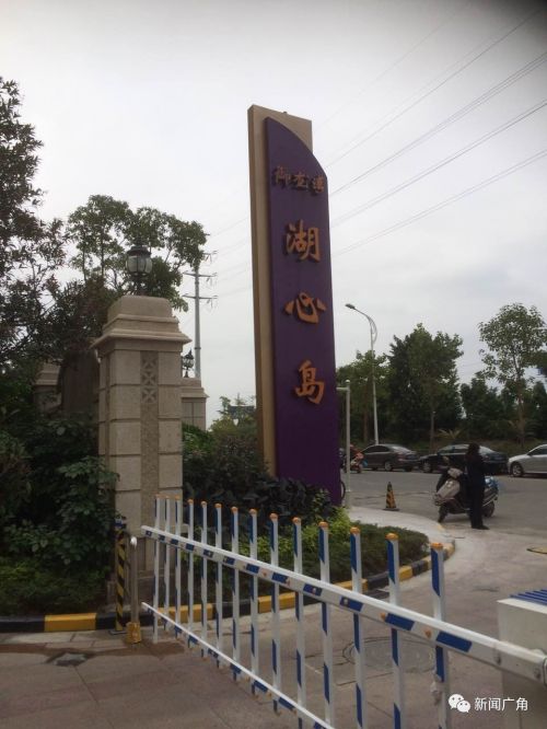 泉州一男子进浴室洗澡 玻璃门突然爆裂致其受伤