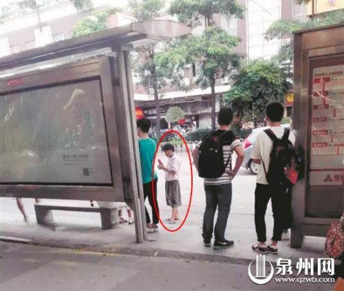 泉州宝洲街浦西路段公交站现色狼 偷拍女生还揩油