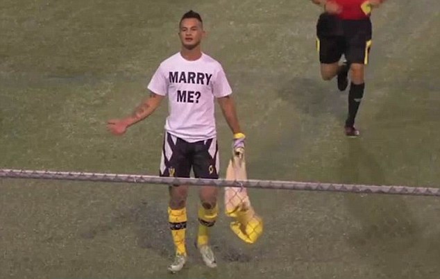 美足球运动员进球后脱衣 向看台女友求婚吃黄牌