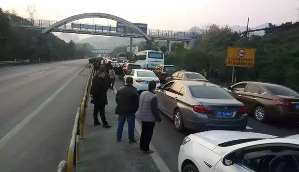 重庆一拖车满载新车高速上起火 疑因轮胎过热引发（2）