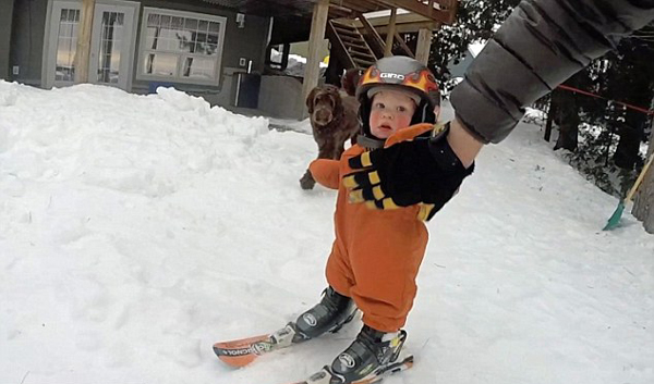 加拿大14月大男童淡定完成滑雪挑战 令人惊叹
