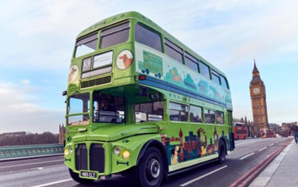 世界首班狗狗观光巴士 在英国伦敦闪亮登场