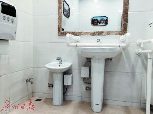 广州推出“第三卫生间” 爸爸带幼女上厕所的尴尬解决了