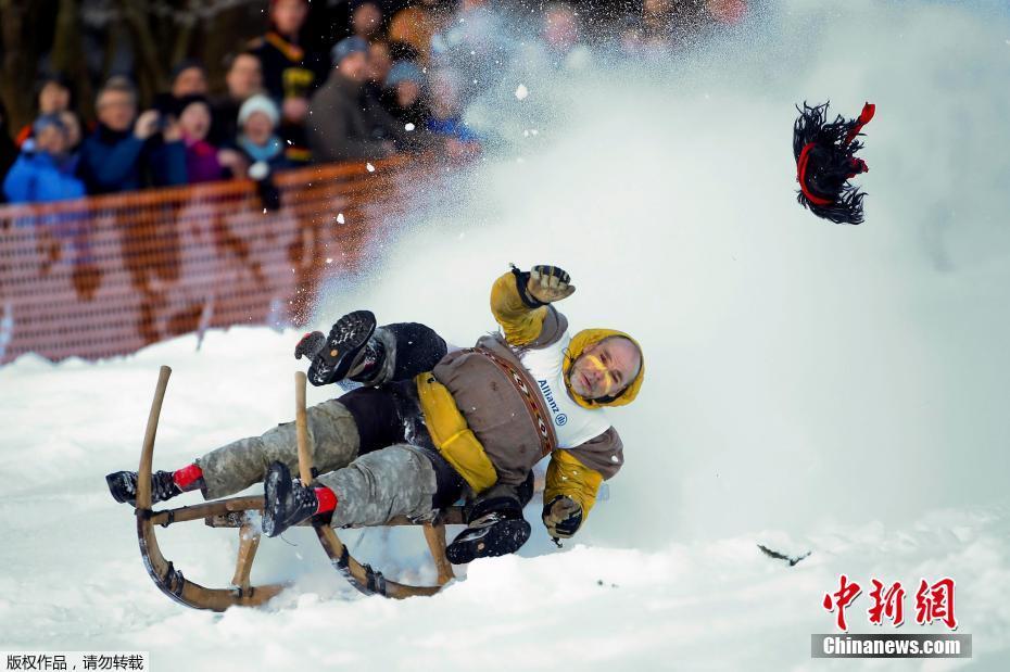 德国巴伐利亚举办雪橇大赛 参赛者斜坡飞跃惊险刺激