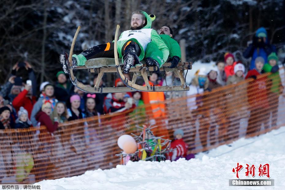 德国巴伐利亚举办雪橇大赛 参赛者斜坡飞跃惊险刺激