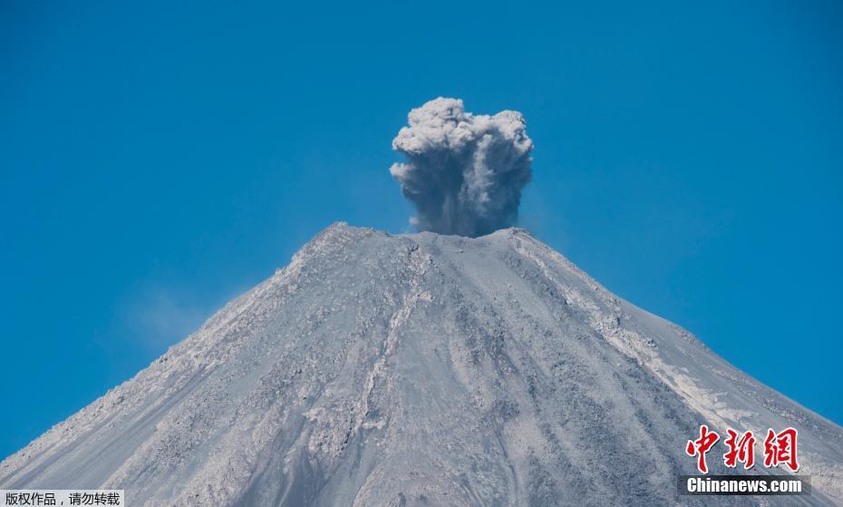 墨西哥Fuego火山喷发 烟柱直冲云霄美不胜收
