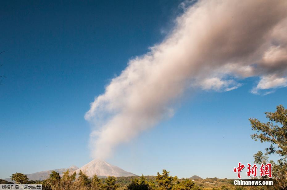 墨西哥Fuego火山喷发 烟柱直冲云霄美不胜收