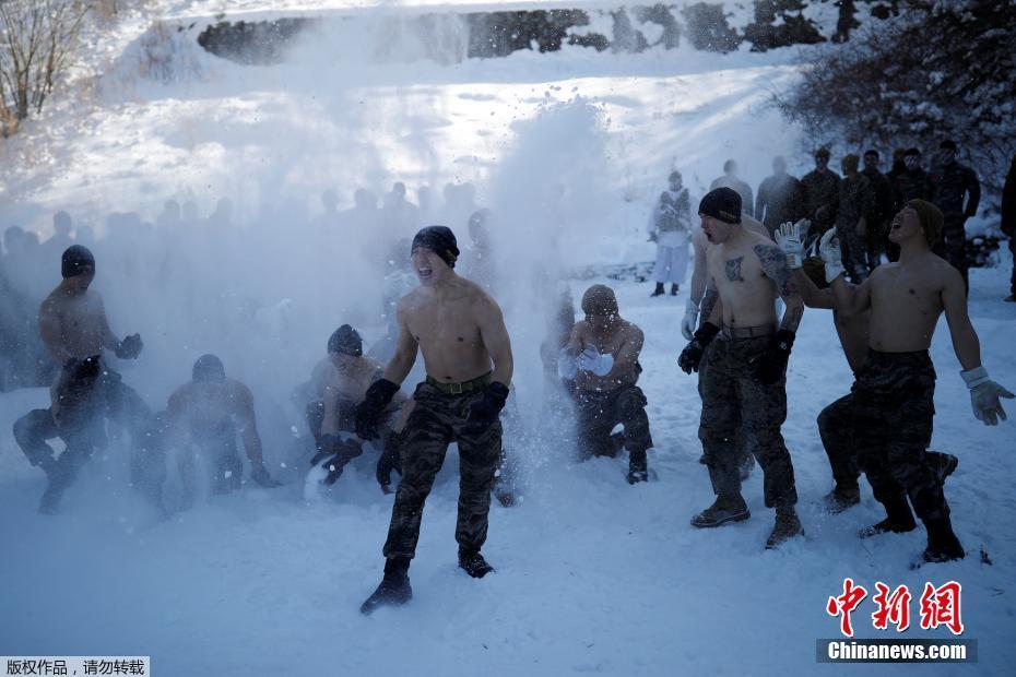 挑战自我！韩美海军陆战队极寒雪地赤膊训练