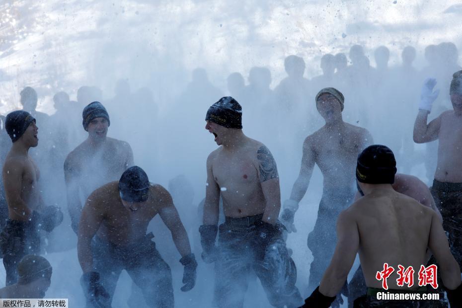 挑战自我！韩美海军陆战队极寒雪地赤膊训练
