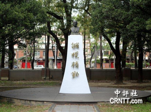 台大学蒋介石铜像被撤之前曾遭泼漆和“封印”