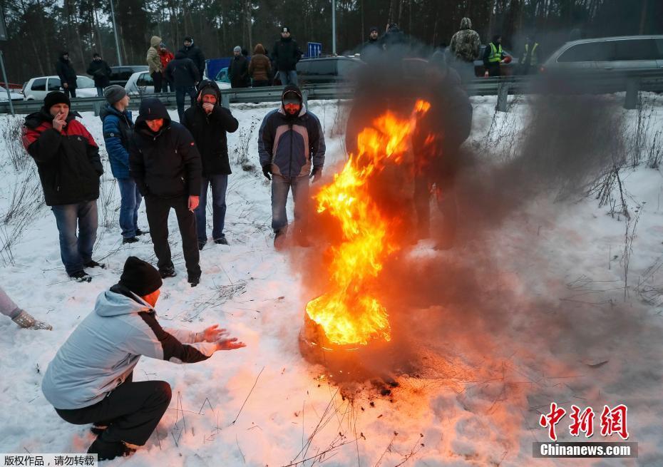 乌克兰民众开汽车阻路示威 抗议进口车限令