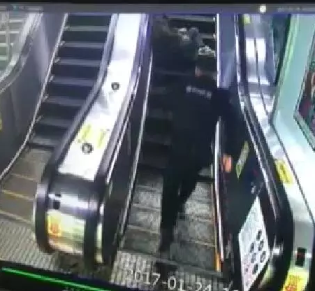 福州一老人在斗门站地铁扶梯摔倒