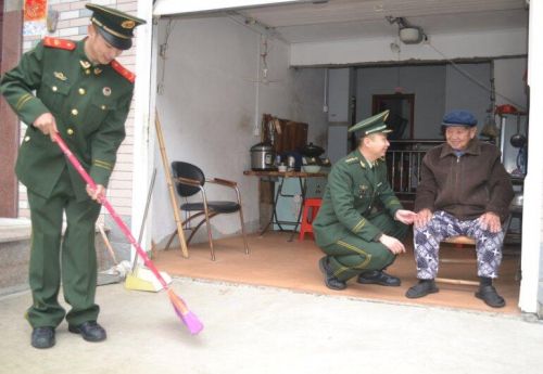 长乐边防大队猴屿边防所民警帮留守老人打扫卫生
