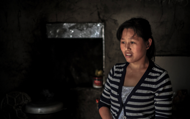中国农村家庭的女人们:丈夫在外打工一年仅回来一次