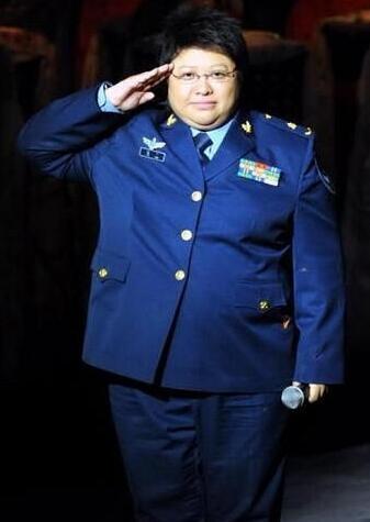 韩红为空军战士送祝福：你们是我最敬佩的人