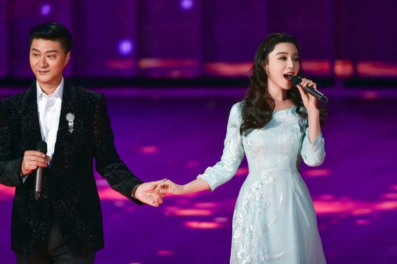 北京春晚:范冰冰和爸爸同台演唱 李晨荷尔蒙爆表