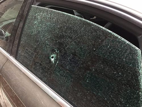 香港男星遭枪击事件惊魂 后座车窗被射
