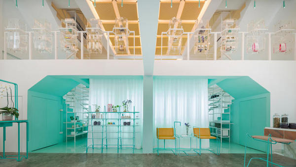 曼谷的这个 SPA 店，绿色和白色构建了一片宁静空间