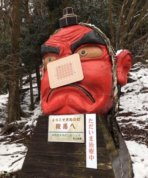 日本京都大雪天狗雕像鼻子被压断 当地人贴上创口贴