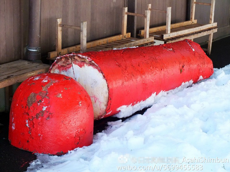 日本京都大雪天狗雕像鼻子被压断 当地人贴上创口贴
